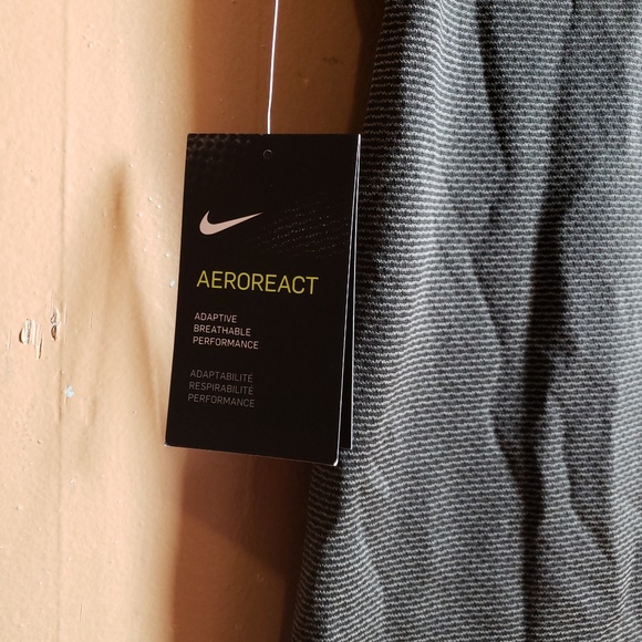 NWT Nike AeroReact Women's Small Short Sleeve - Picture 7 of 8